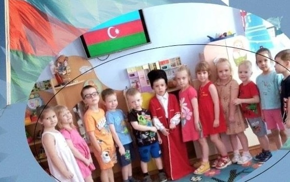 Ребята из группы "Ягодка" поближе познакомились с азербайджанским языком, флагом, традициями и достопримечательностями этой страны. Кстати, российского флага нет...