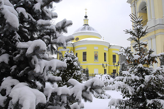 Покровский ставропигиальный женский монастырь в Москве (видны Храм Покрова Божией Матери и Колокольня) — возможно, главное из общих посещаемых мест мной и Татьяной, где могли бы мы встретиться после 17 сентября 1994 года. Но не дано.