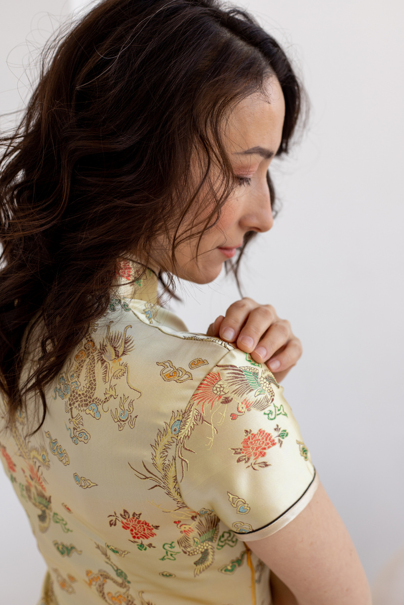 Моя жизнь соткана из связей. Это платье в китайской стиле - символ связи с моим родом, который берет начало где-то в Поднебесной.