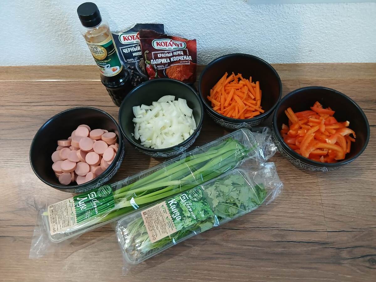 Все готово к старту: сосиски, овощи и соевый соус. Лук нарезаю четвертькольцами, морковь — соломкой (использую терку для корейских салатов), перец — тонкими брусочками. Так овощи приготовятся быстро и останутся хрустящими!
