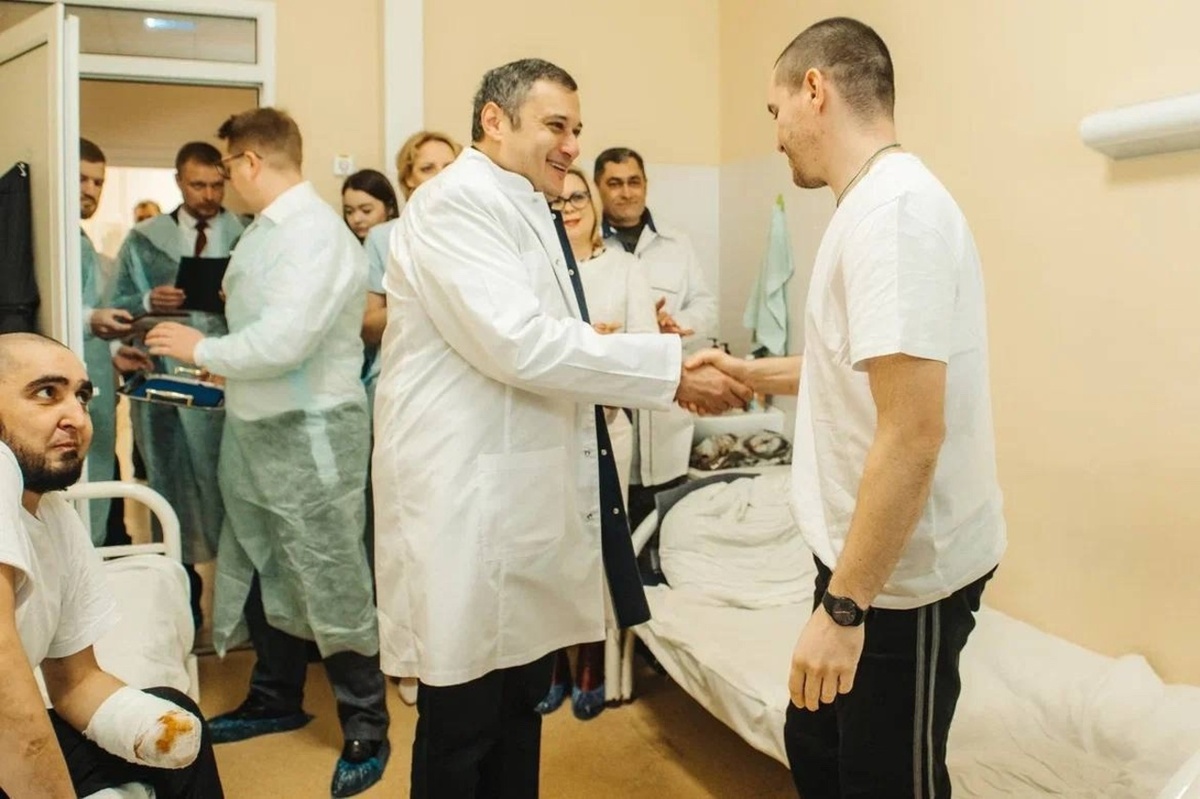    Врио губернатора поздравил с 23 февраля воинов, которые сейчас проходят лечение в курских больницах
