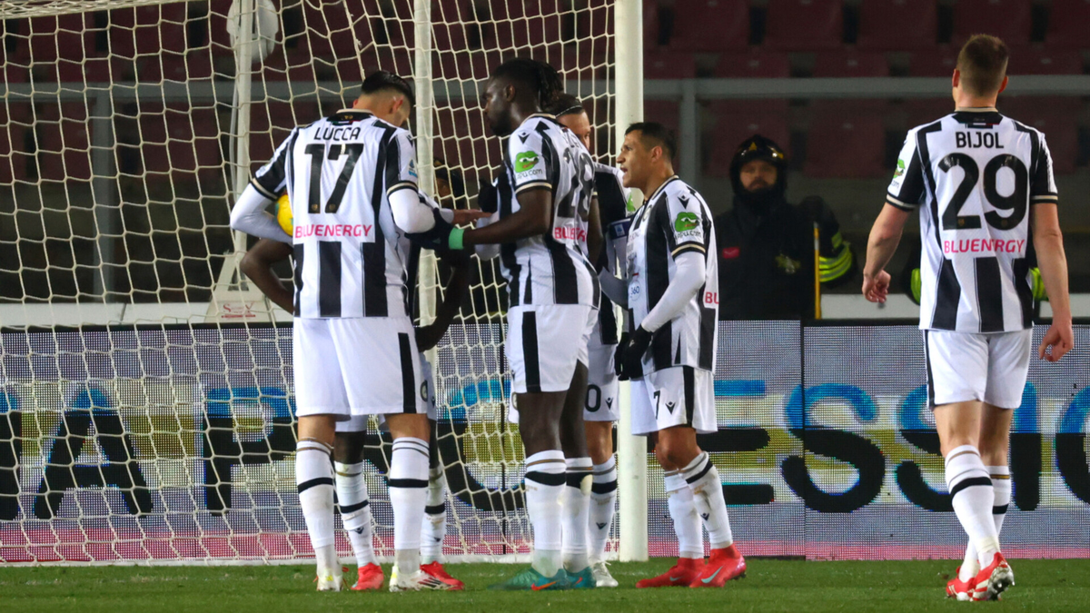 Футболист украл мяч и взбесил всю свою команду.