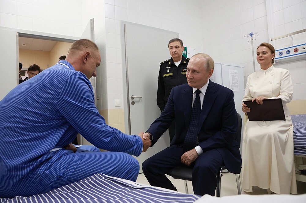    Владимир Путин и командир 1-го батальона 30-го мотострелкового полка 14-го Армейского корпуса Александр Данилов в клинике при Военно-медицинской академии имени С. М. Кирова в Санкт-Петербурге. Фото:  РИА Новости/ Вячеслав Прокофьев