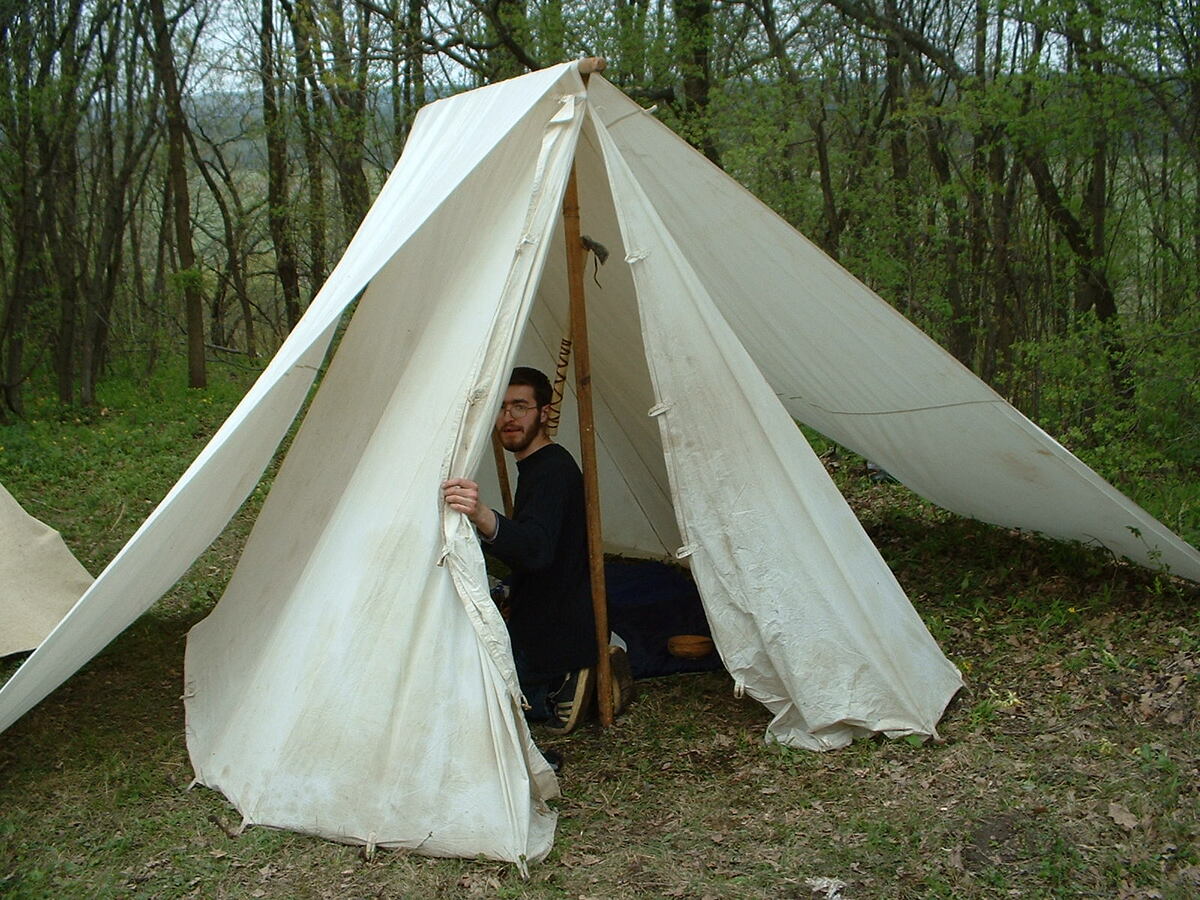 Хаскульд ставит палатку.