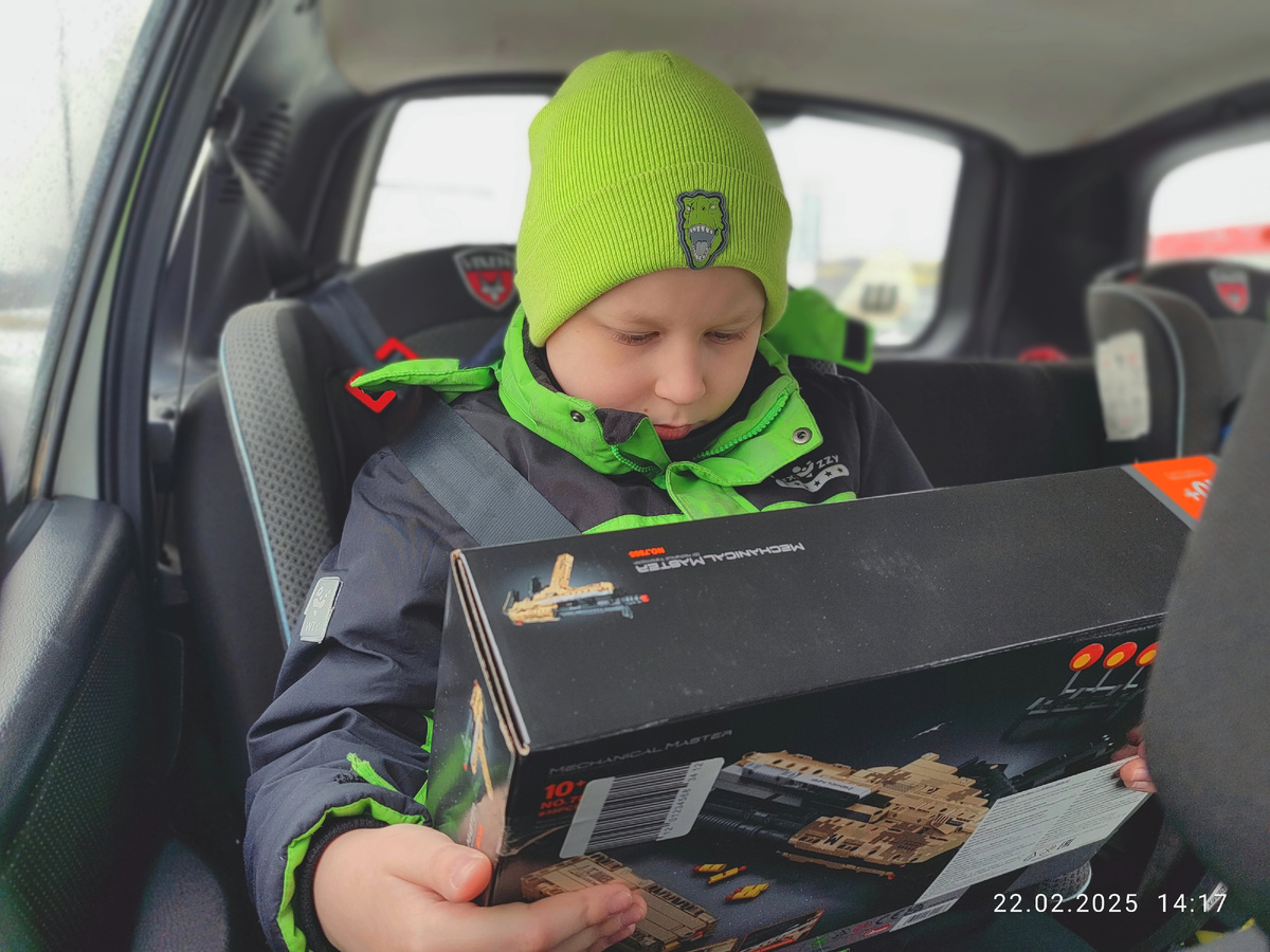 Паша конструктор домой везёт