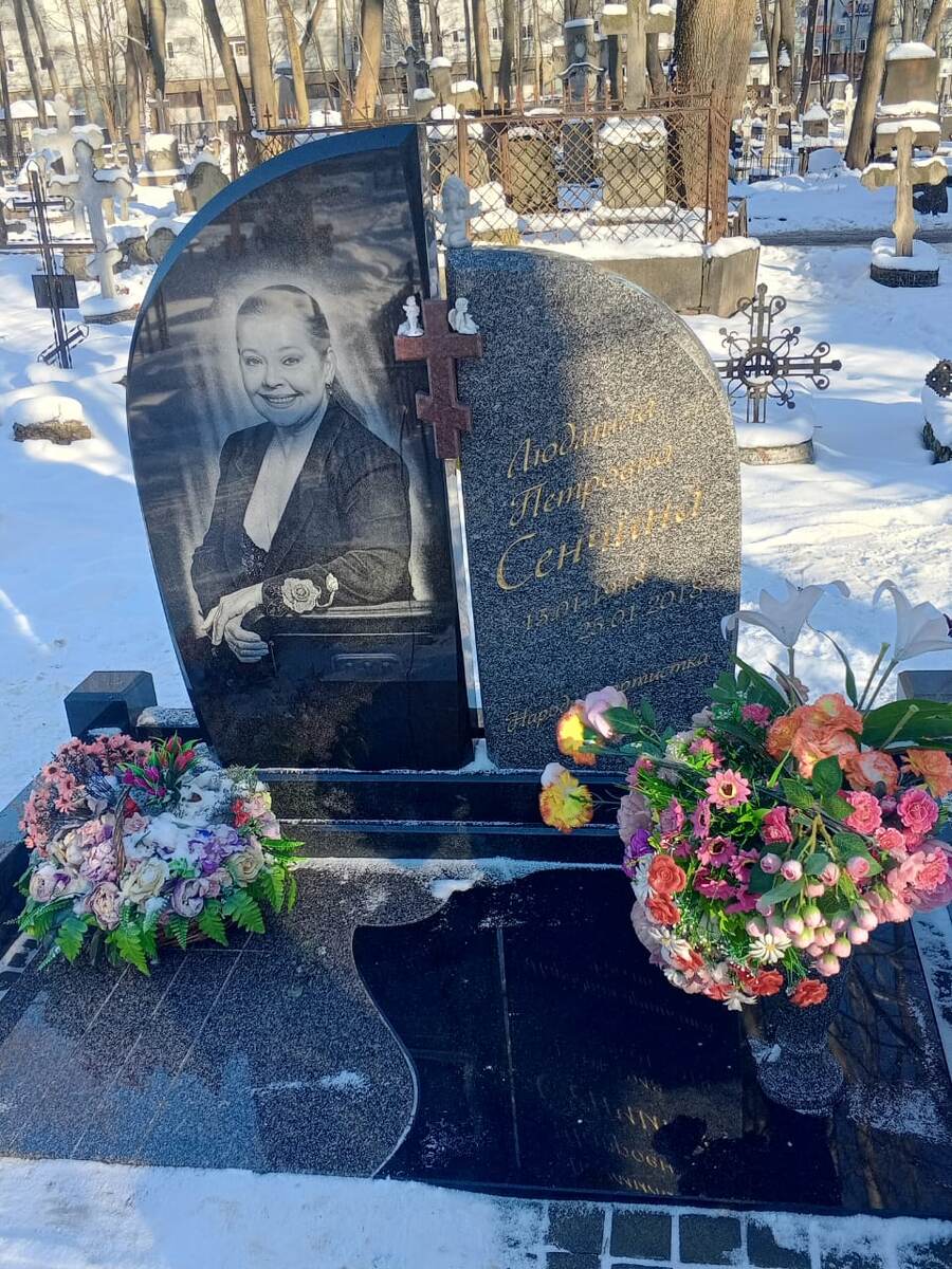 Могила великой певицы.