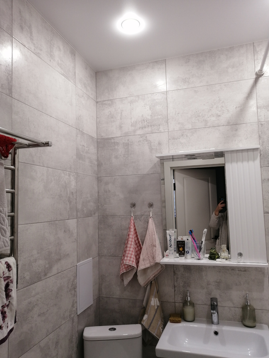 Очень удачная плитка, потёков и грязи не видно если смотреть с пола