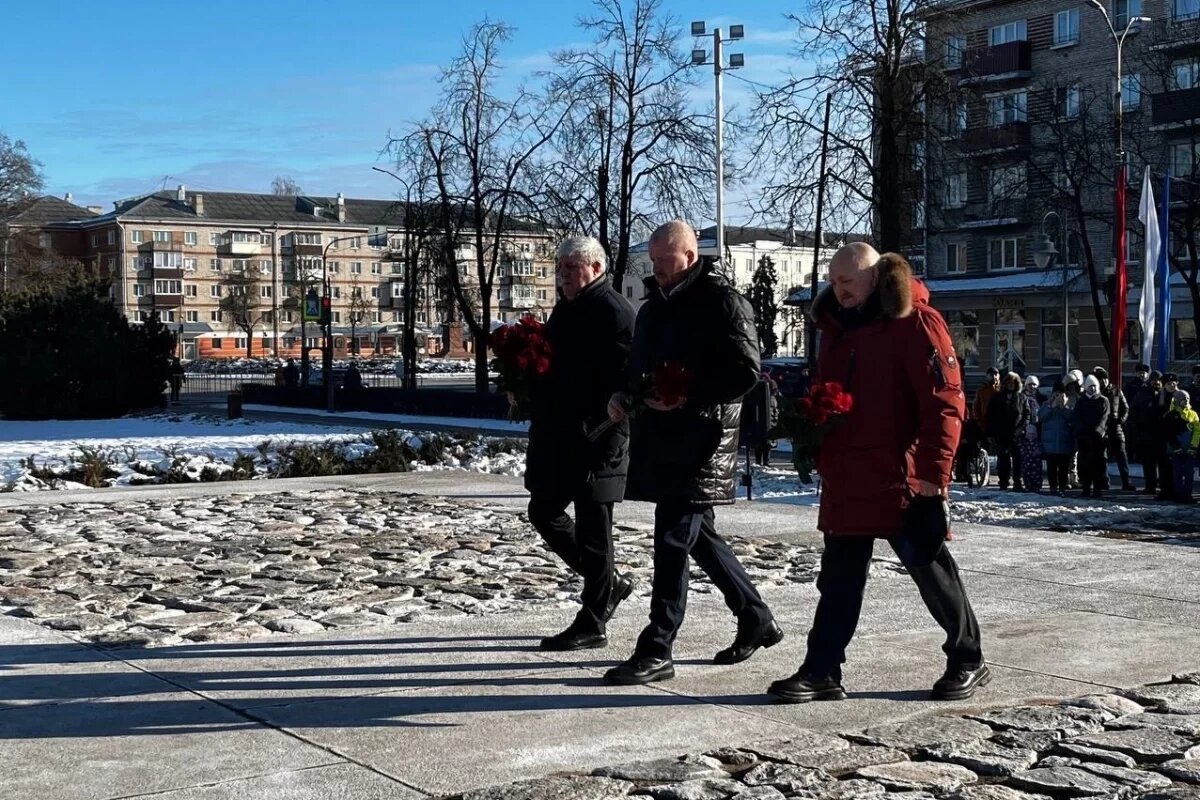    У Могилы Неизвестного Солдата в Пскове прошел торжественный митинг