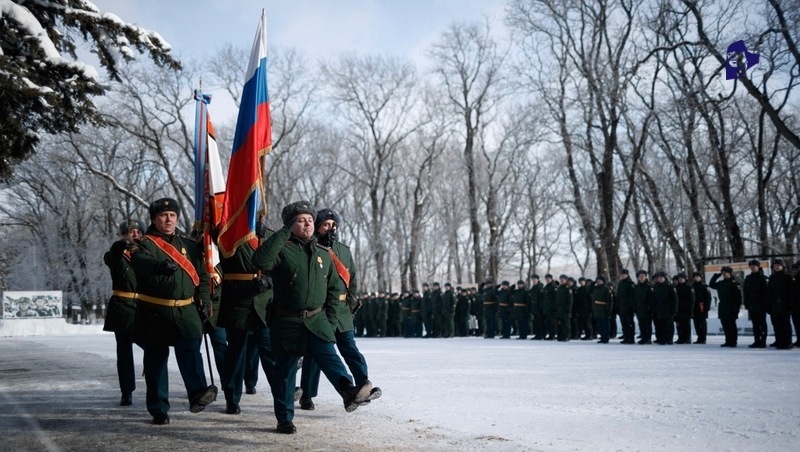    Военнослужащие несут знамя и флаг России Фото: Дмитрий Ахмадуллин / / ИА «Победа26»