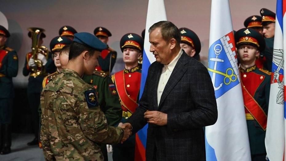    Губернатор Ленобласти Александр Дрозденко (справа) вручает государственные награды участникам СВО по случаю Дня защитника Отечества, февраль 2025 года. Автор фото: t.me/drozdenko_au_lo