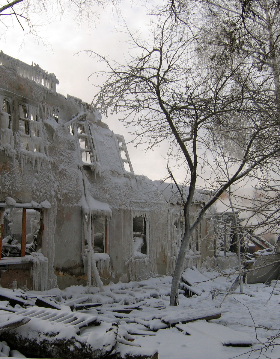 Сгоревший 8 кв. 2-х эт. 2-х секционный дом (фото на утро следующего дня 2006 г.). Справа в 2 окна на 2-м этаже была 2-х комнатная квартира, в которй я жил.*