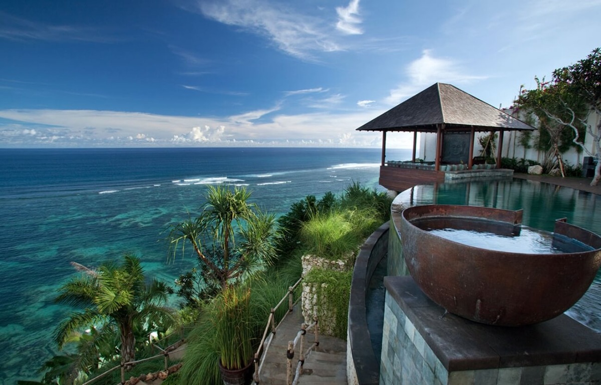    Бали &mdash; это индонезийский остров, известный своими рисовыми террасами, вулканами, пляжами и уникальной культурой. Источник изображения: theprivateworld.com