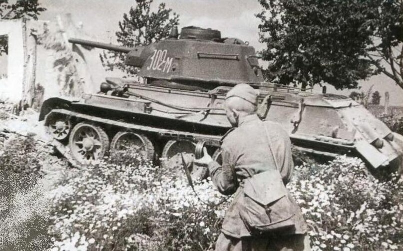Красноармеец идёт в атаку на фоне танка Т-34-76