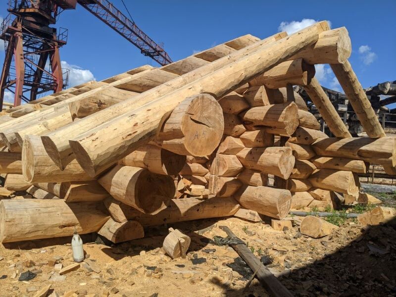 Дом из дикого сруба уже радует своего хозяина в Польшен.