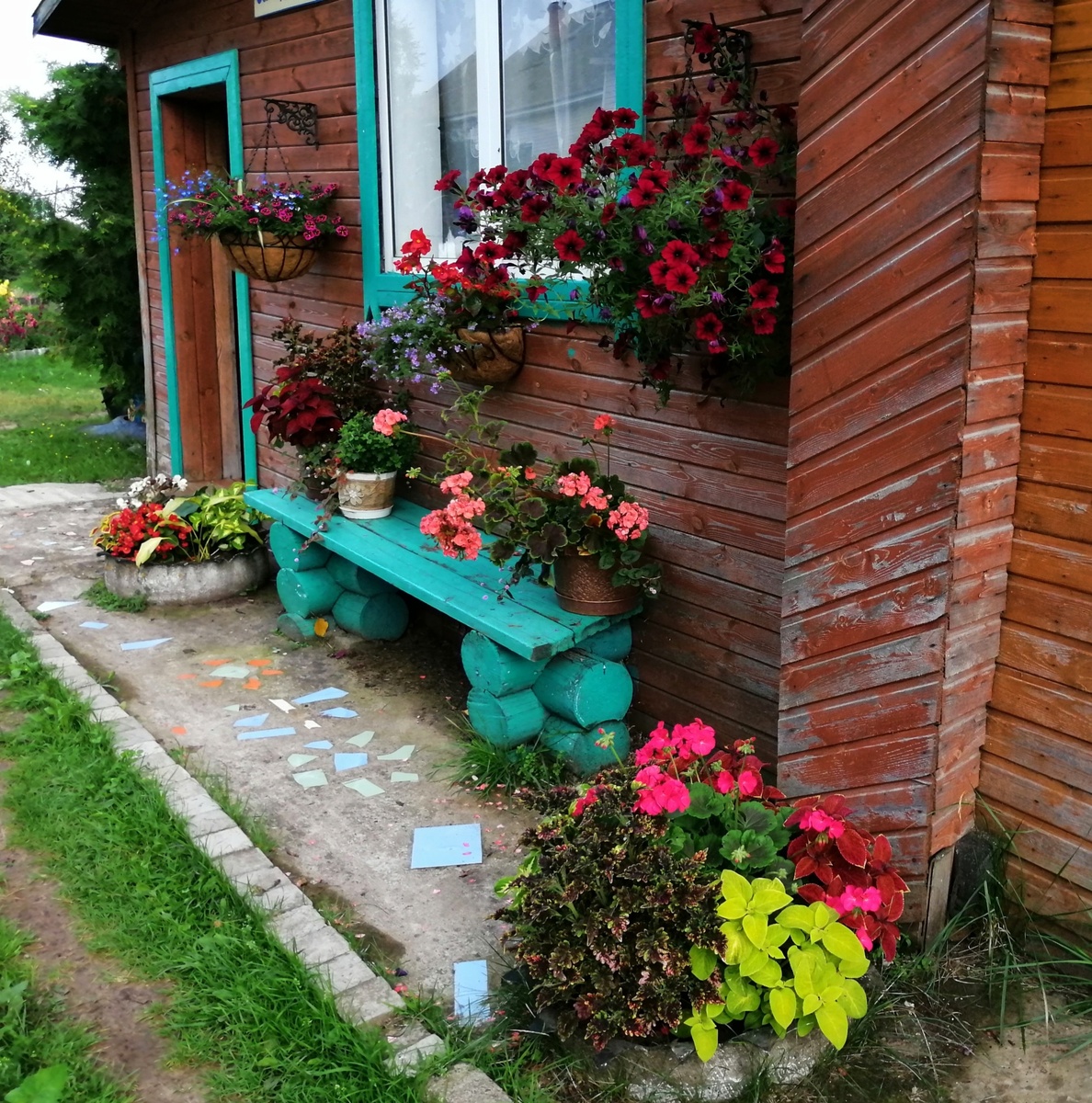 Мамин контейнерный садик, а папино – всё остальное (от скамейки до обшивки дома) 