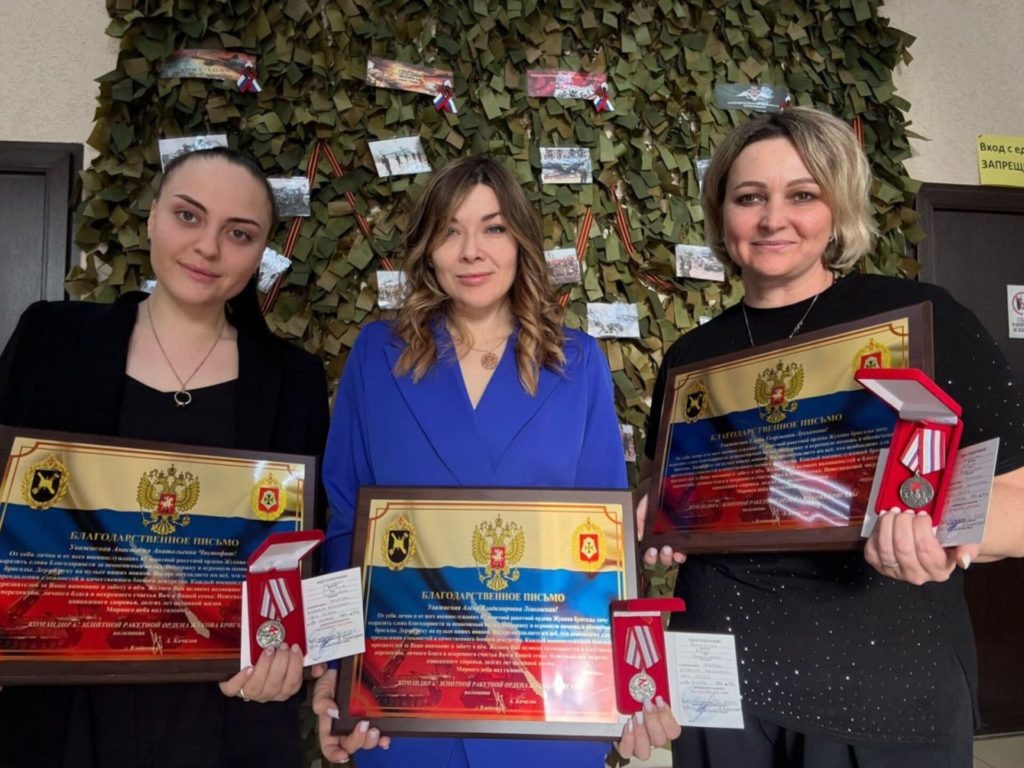    Организаторов волонтёрского движения «Своих не бросаем» Запорожского сельского поселения Елену Лукьянову, Анастасию Чистофат, Алену Левковскую от лица 67-й зенитно-ракетной бригады наградили Знаком отличия «Волонтер России». Награждение проводил командир дивизиона 67-й зенитно-ракетной бригады в станице Запорожской, сообщают волонтёры. Фото поделились волонтёры.