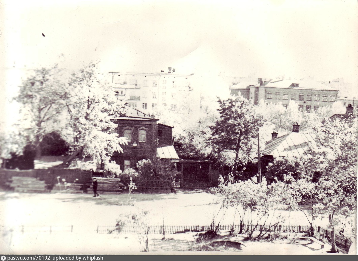Улица Соколовская снесена в начале 1970-х, справа - также позже снесенная школа № 650. 1966 год. Источник https://pastvu.com/p/70192.