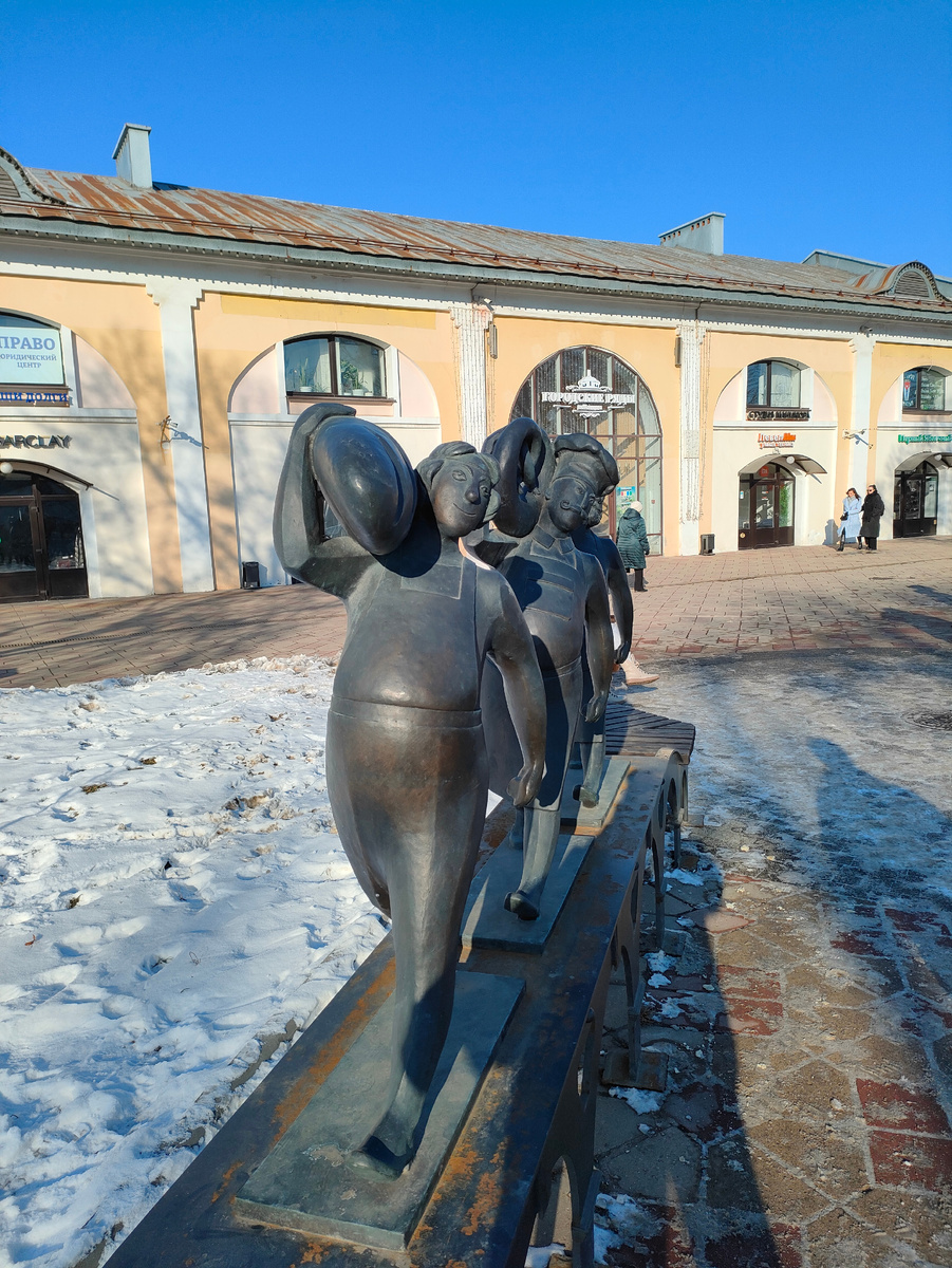 Композиция около Торговых рядов. Мысль понятна - раньше это была Хлебная площадь 