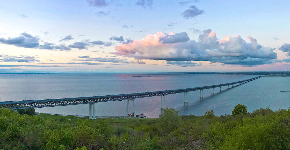 Центр города лежит между реками Волгой и Свиягой, и его характерная особенность — постоянные ветра с реки, за что жители Ульяновска поэтично зовут его «Городом на семи ветрах». Razumhak/CC BY-SA 3.0