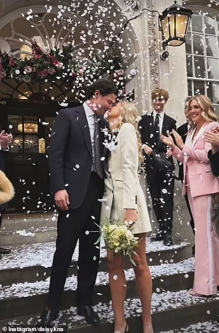 Кузина принца Уильяма, Фиби Нэтчбулл, вышла замуж за своего давнего партнёра Леопольда Гловера на стильной лондонской церемонии в субботу (на фото) Пара была запечатлена в Instagram сестры Фиби, Дейзи, в субботу. В настоящее время аккаунт невесты в Instagram закрыт