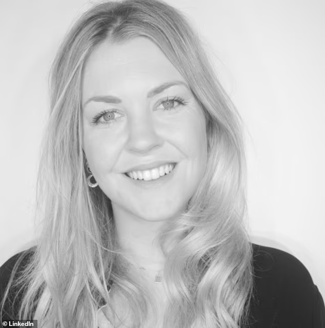 Фиби - дочь Аталанты Коуэн и достопочтенного . Филип Нэтчбулл, сын Патриции Нэтчбулл, 2-й графини Маунтбеттен Бирманской, старшей дочери дяди принца Филиппа "Дики" Маунтбеттена.