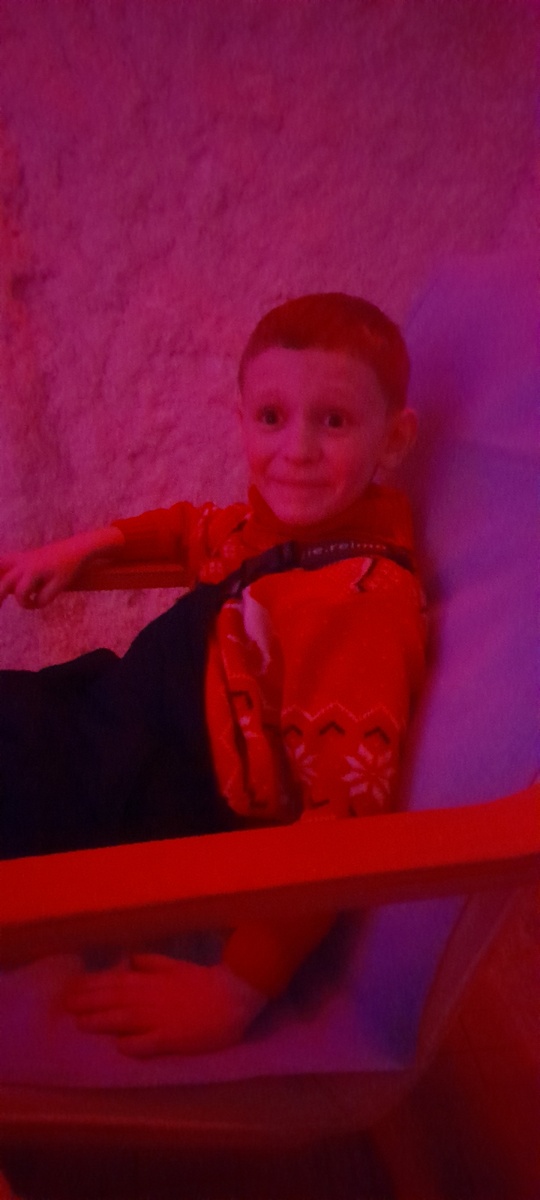 Довольный ребенок в пещере