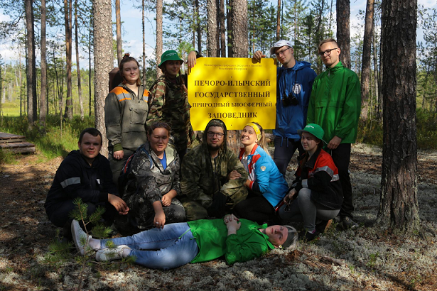 Волонтеры в Печоро-Илычском заповеднике рядом с предупреждающей табличкой