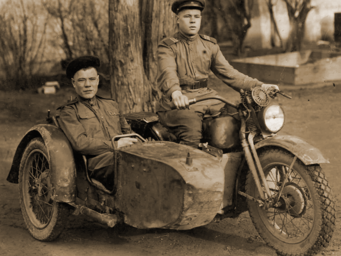 Советские бойцы  на Harley-Davidson WLA 42 - версия уже "советская" - с коляской