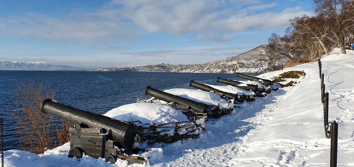У смотровой площадки есть ещё несколько монументов в память о Крымской войне, в том числе восстановленная из старых пушек батарея лейтенанта Максутова, героически оборонявшая город. Фото: Владимир Скурлатов / Яндекс Карты