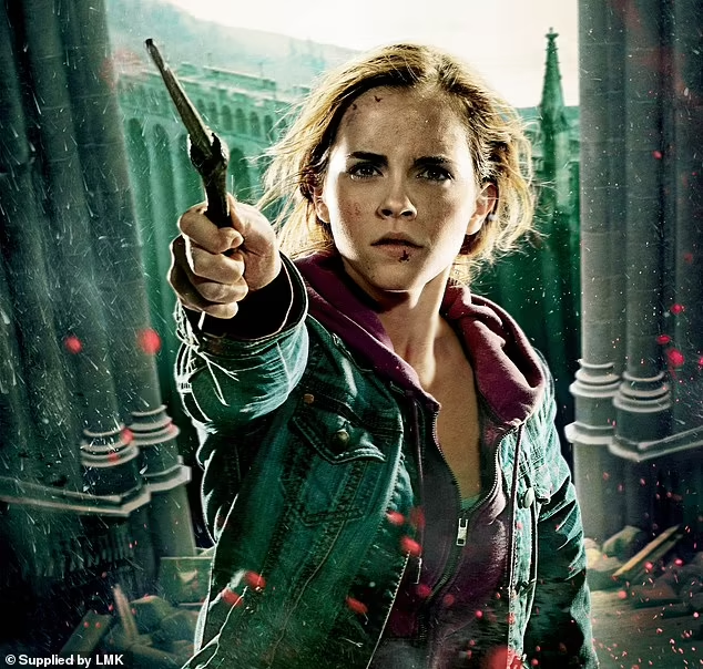 Уотсон сыграла роль прилежной перфекционистки Гермионы Грейнджер в фильмах о Гарри Поттере с 2001 по 2011 год, после того как книги Джоан Роулинг были экранизированы