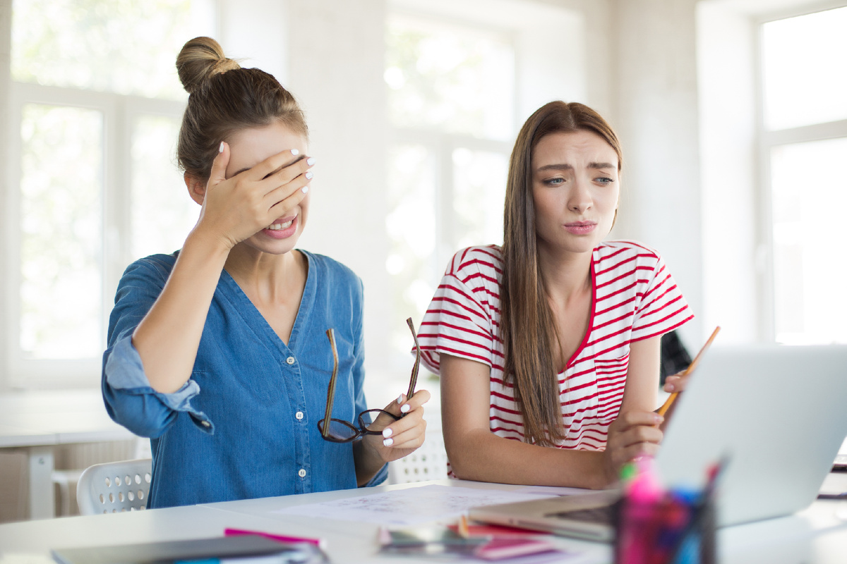 Источник: https://ru.freepik.com/free-photo/girl-denim-shirt-with-eyeglasses-sadly-covering-face-with-hand-while-girl-near-thoughtfully-looking-laptop-young-women-working-together-modern-office_25721250.htm 