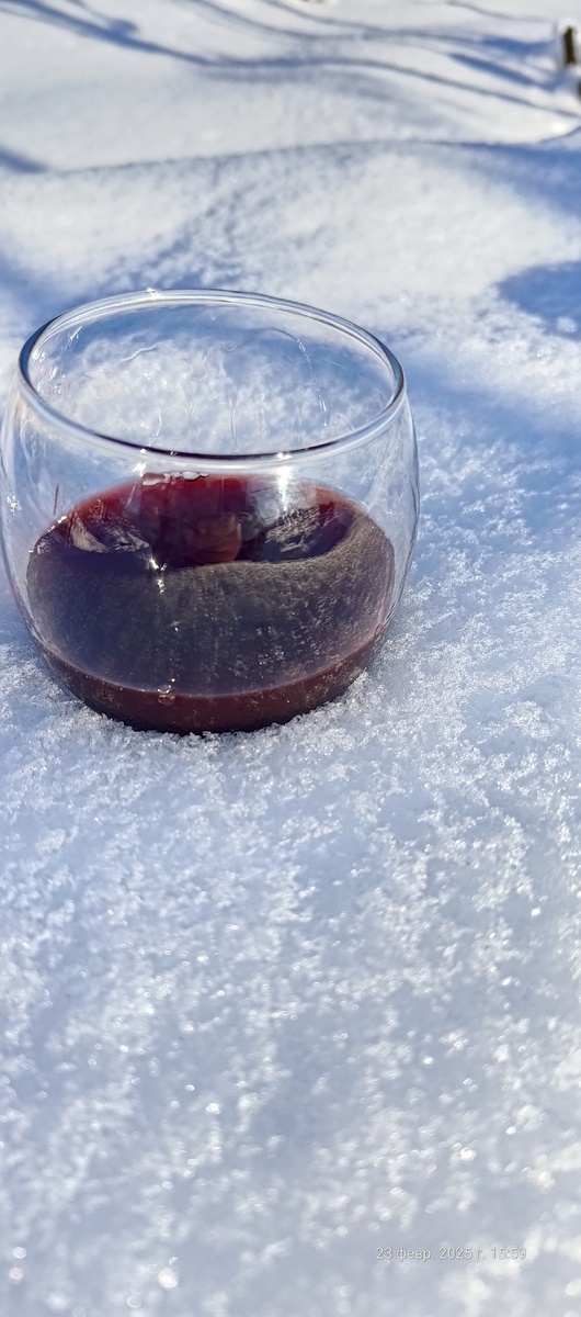 Домашнее вино из черной смородины после отделения от льда.