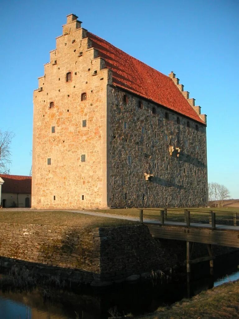 Вот так выглядит средневековый замок (источник фото: https://sweden4rus.nu/rus/visual/fotos/image?id=2547)