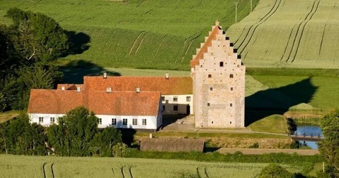 Общий вид с прилегающими постройками (источник фото: https://womanadvice.ru/glimmingehus)