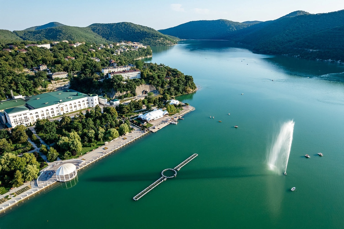 Абрау-Дюрсо. Фото visitabrau.ru.