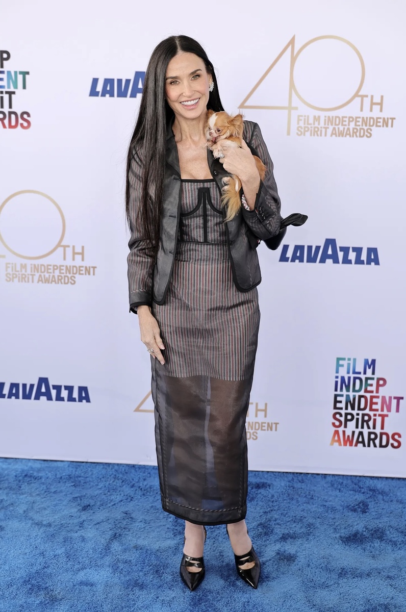 Деми Мур в Thom Browne