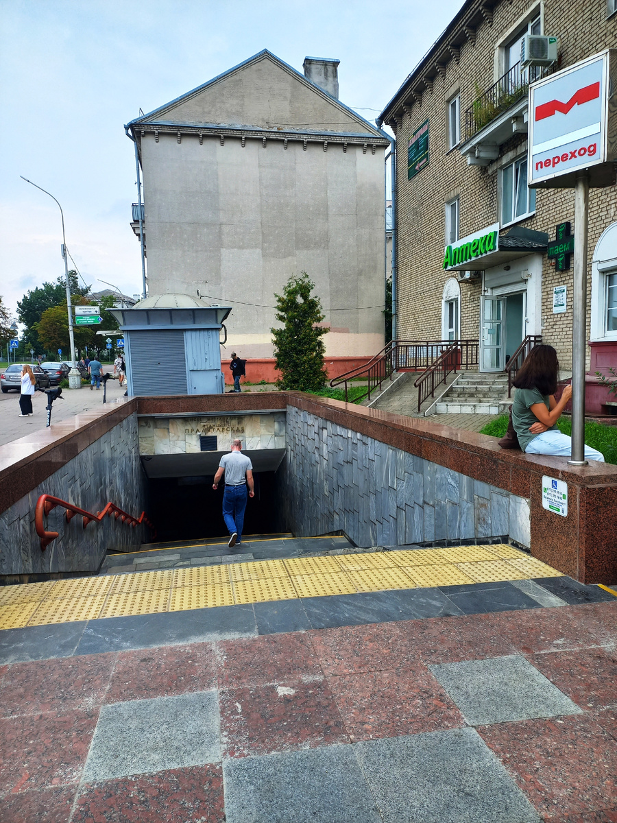 Станция метро «Партизанская».