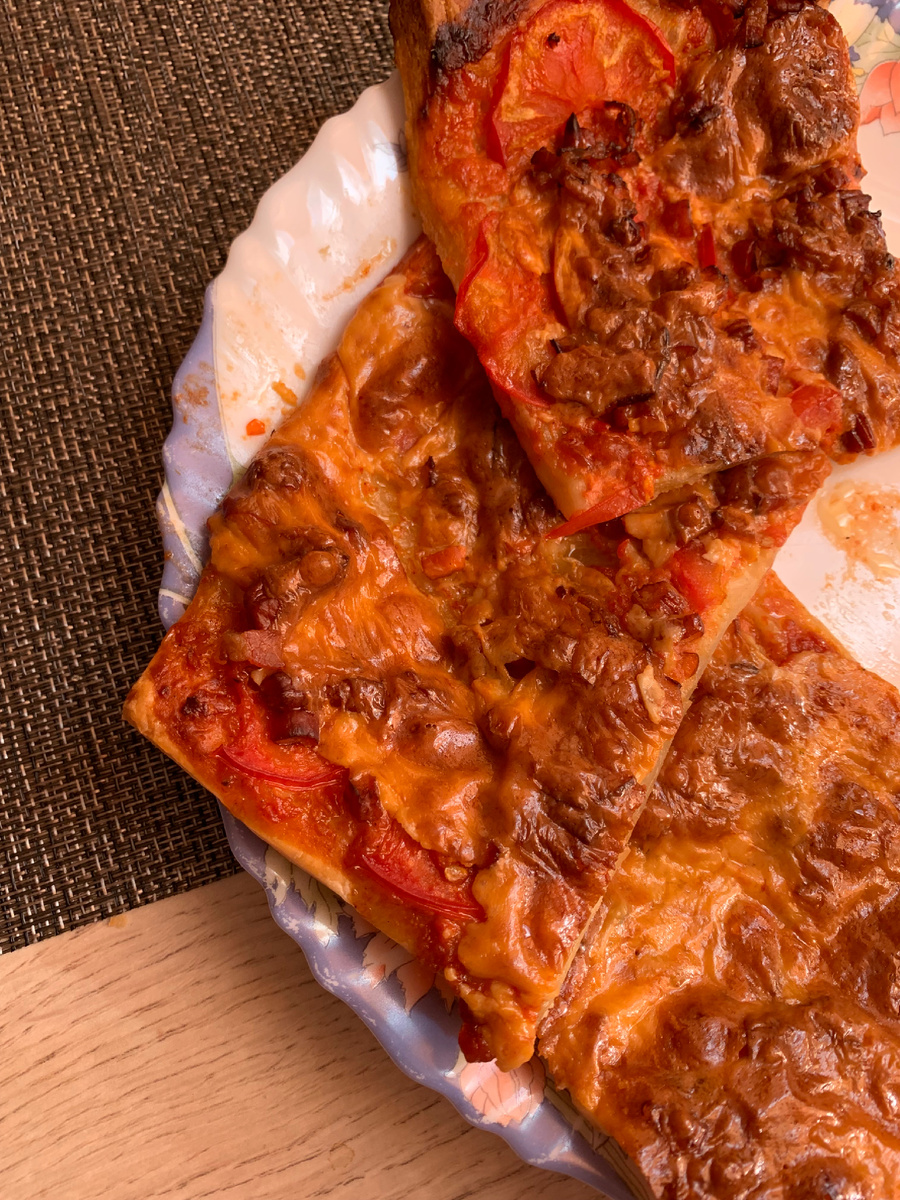 Фото автора канала. Пицца домашняя, окна зашторены и свет дает красноту. Сыр поджарился, готовила с конвекцией.