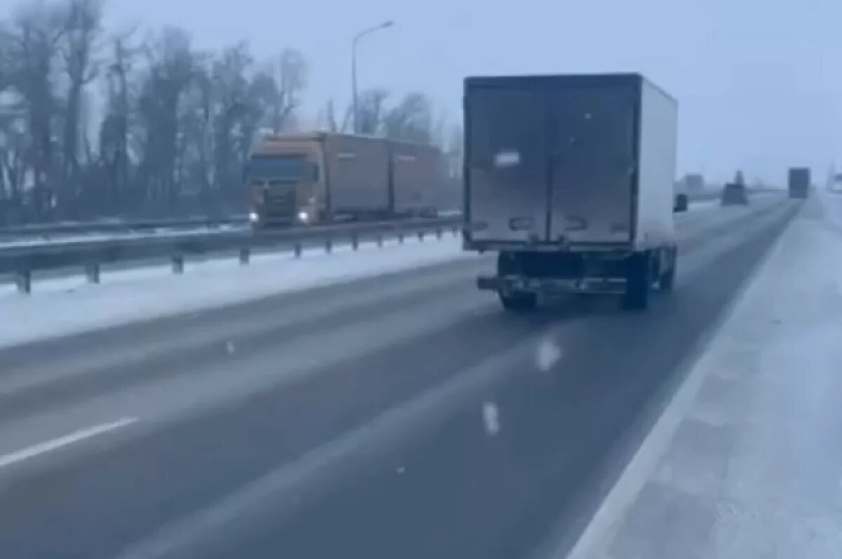   В Ростовской области на трассе М-4 «Дон» пошёл снег и поднялась метель