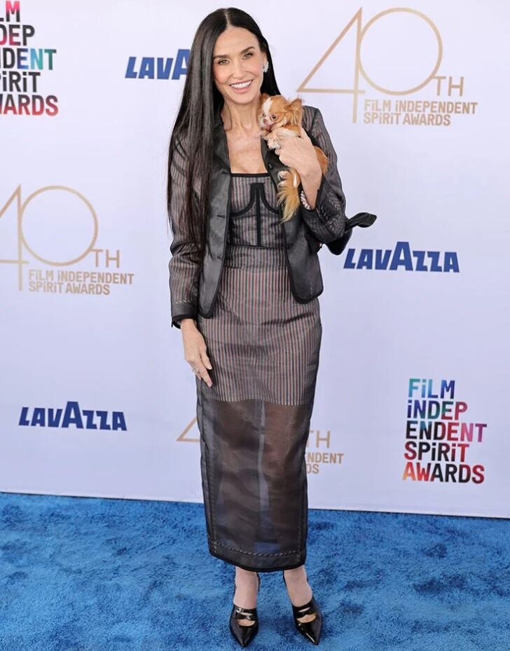 Деми Мур надела платье Thom Browne с собачкой на церемонию