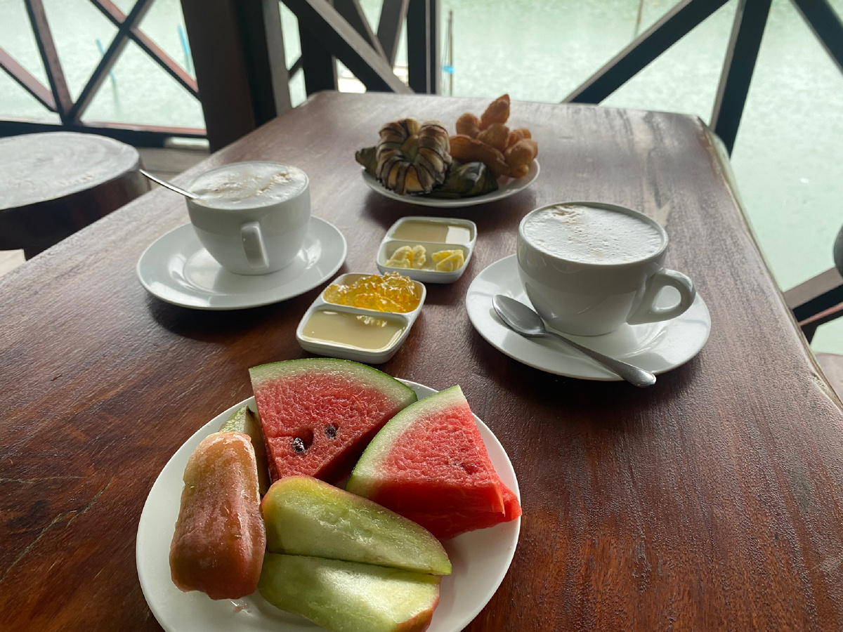 Грибной суп и яичницу чуть позже принесут