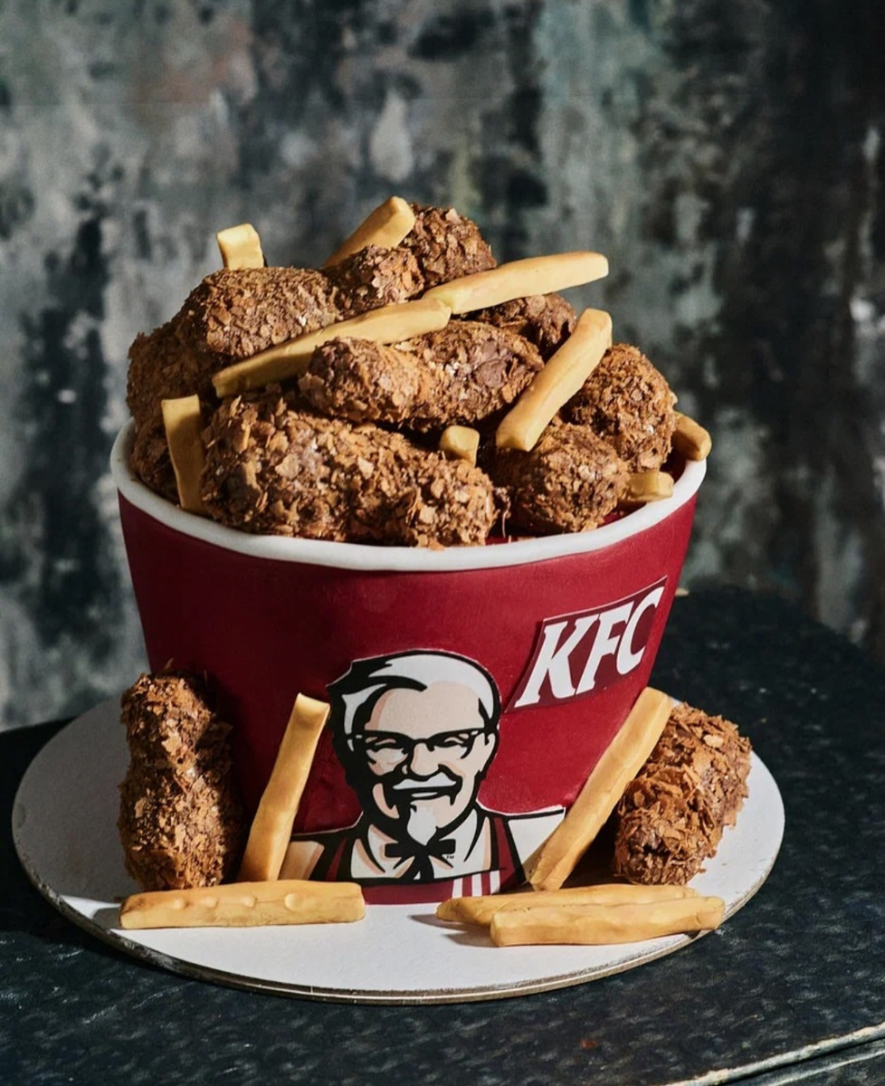 Шоколадный баскет KFC и пачка денег: Cheese It Bakery представила уникальные десерты на 23 февраля  