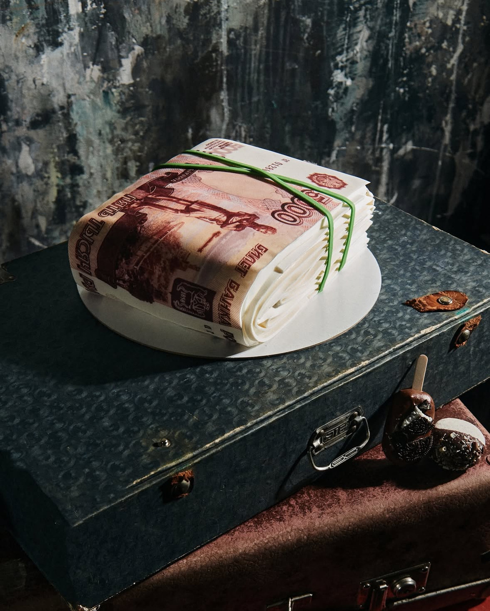 Шоколадный баскет KFC и пачка денег: Cheese It Bakery представила уникальные десерты на 23 февраля  