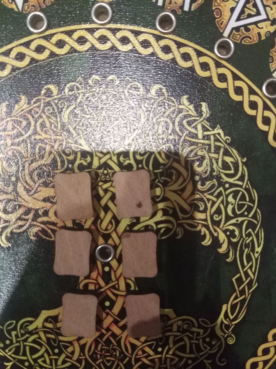 Фото 1. Выберите свой вариант. Руны расположены в 3 горизонтальных ряда , слева направо. Верхний , средний и нижний ряд, в каждом по 2 руны. Фото канала Таро Портал.