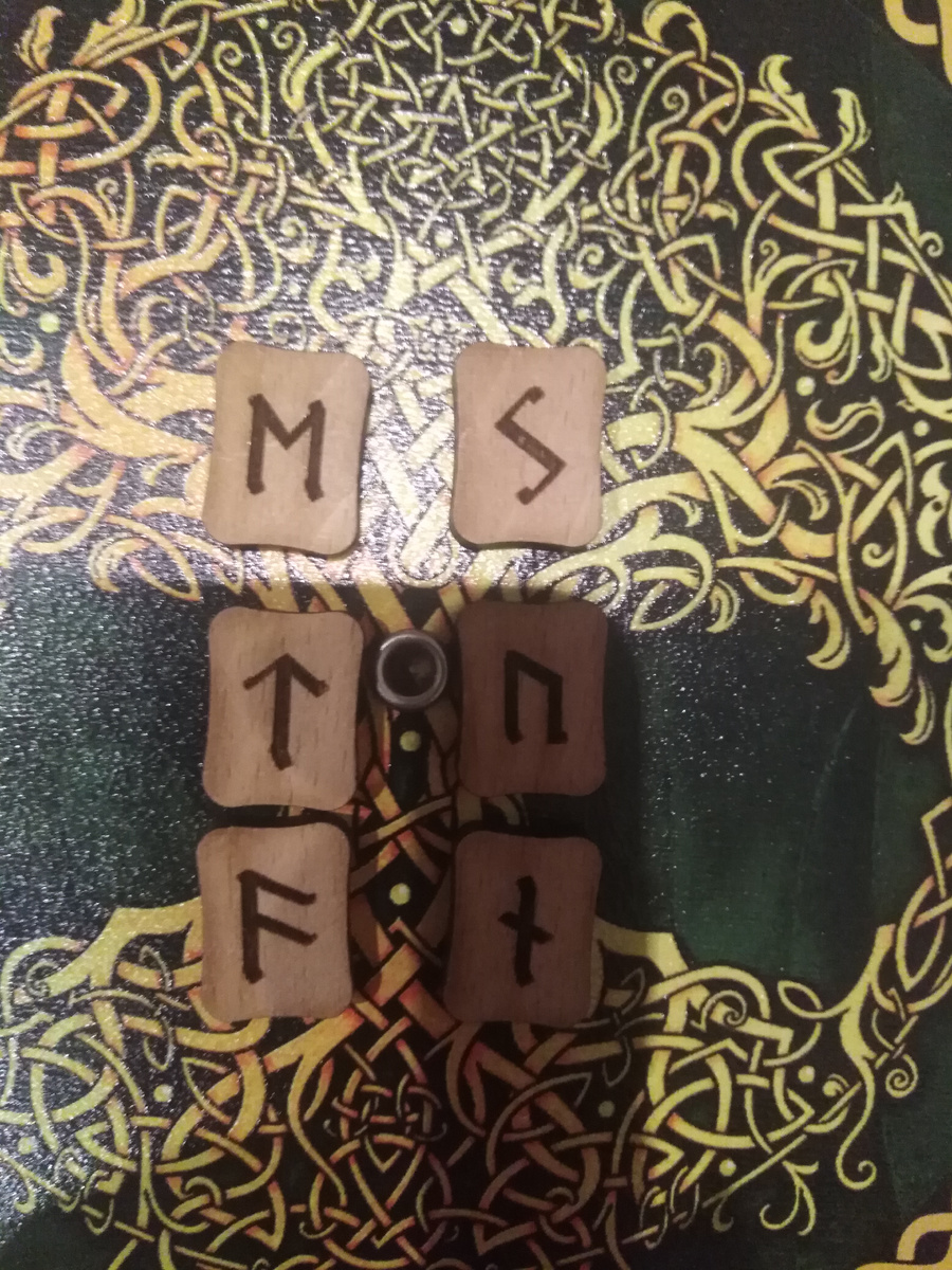 Фото 2.  Найдите загаданную вами пару рун . Смотреть слева направо и сверху вниз. Ряды расположены горизонтально. Фото канала Таро Портал. 