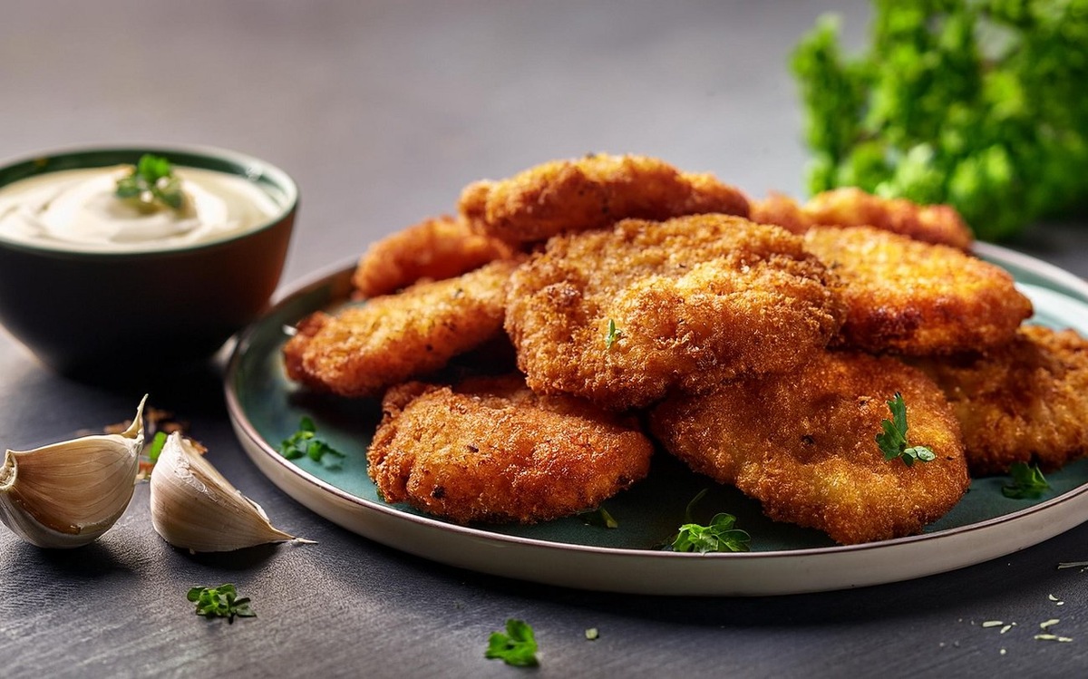 Отбивные приготовятся сочными и ароматными: попробуйте рецепт с добавлением чесночной воды / Фото: Pogovorim.by
