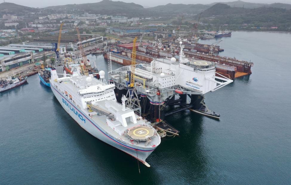 Сборочно-командное судно и пусковая платформа "Морского старта" в порту Славянка. Фото с сайта Новости ВПК