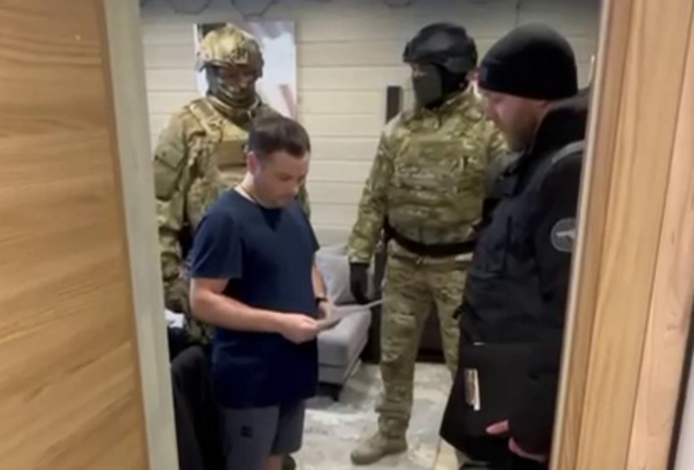 Шипилов знакомится с постановлением об обыске
РУФСБ Тюменской области