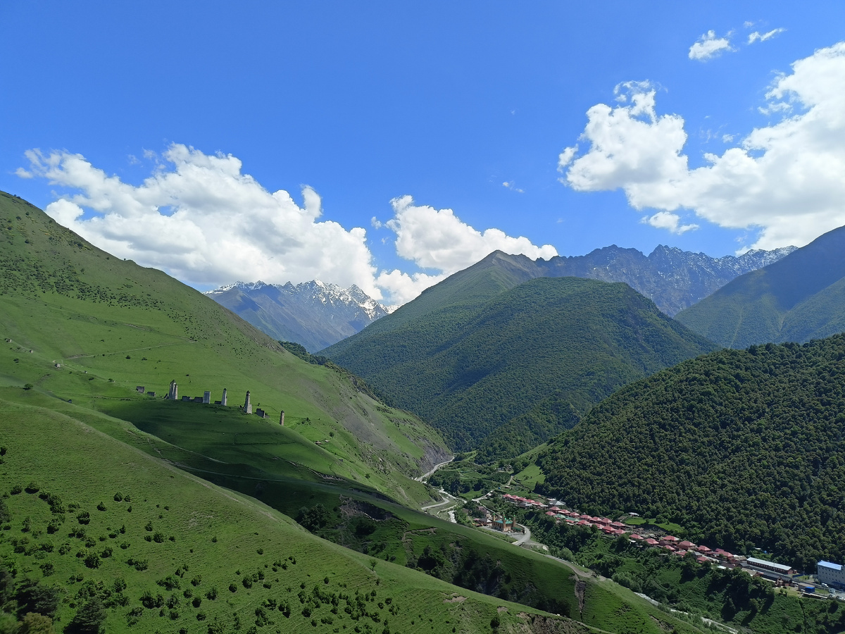 Ингушетия,вид на башенный комплекс Эрзи и гору Цейлом