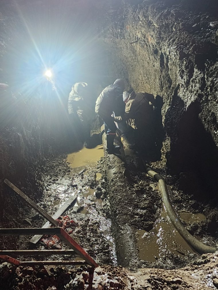 Бригада водоканала приступила к замене поврежденного участка водовода
Фото:Администрация города Лысьвы/Вконтакте